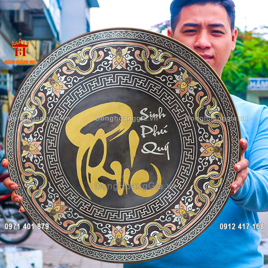 Bức tranh được chế tác theo kiểu dáng mặt trống đồng